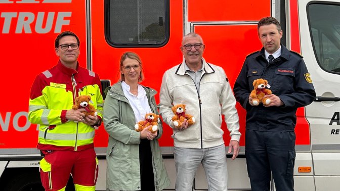 Tröstende Begleiter für kleine Notfallpatienten: regio iT spendet Teddys für die Städteregion Aachen